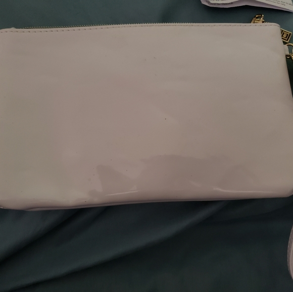 Liz Claiborne White Wristlet w/Built-In Charger NEW - Picture 3 of 10